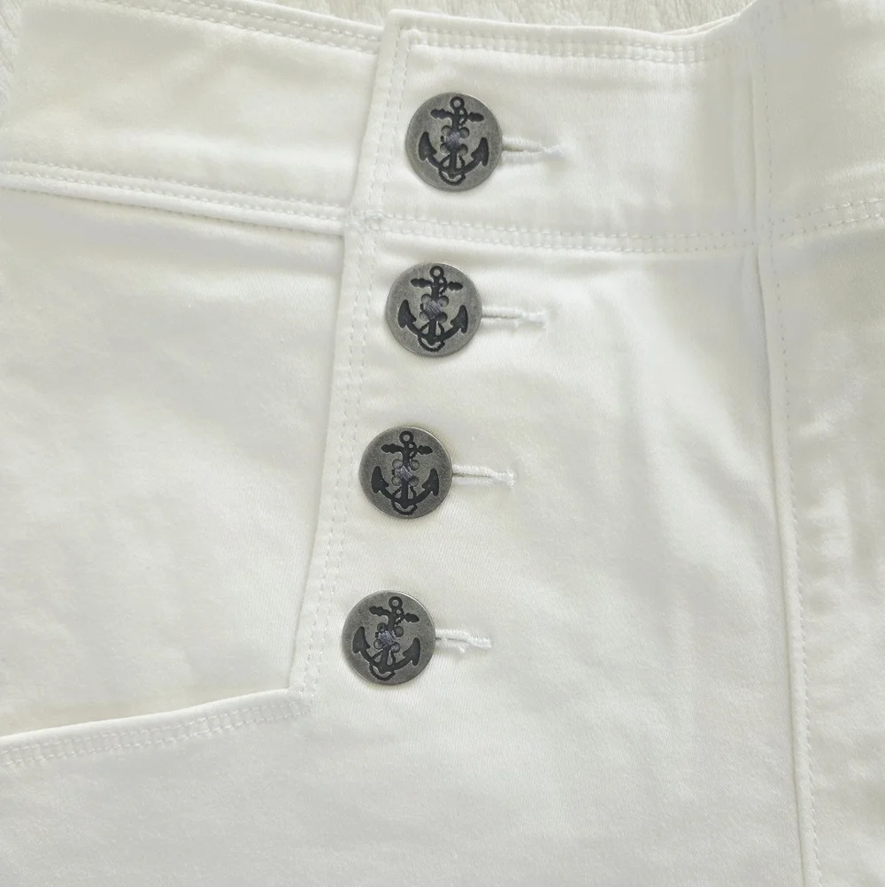 Express ✨️ White Cotton Buttoned Women's Shorts Size 2